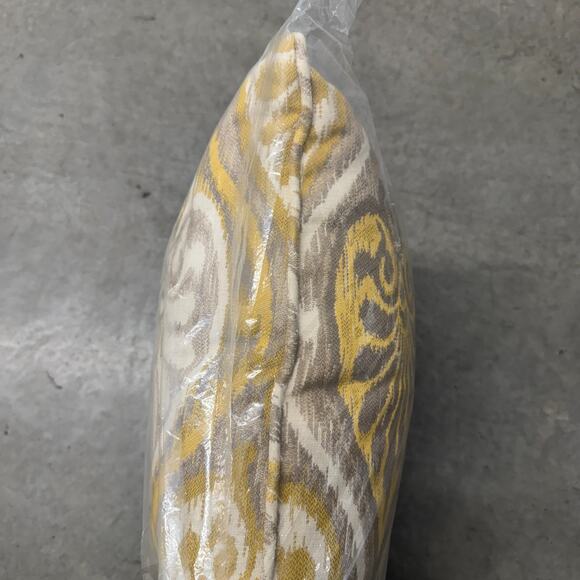 Outdoor Pillow Sunbrella Canvas Yellow NEW SEALED 17x17 Teardrop Design - Picture 6 of 6